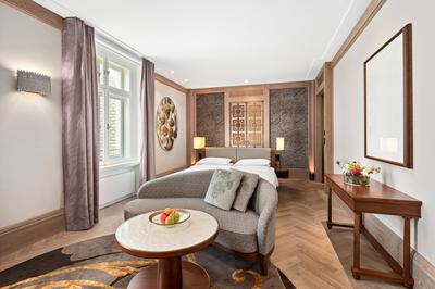1 King Bed Premium