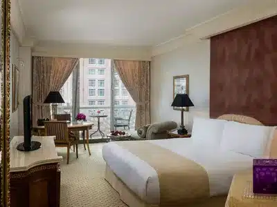1 King Premium Balcony Lounge Access