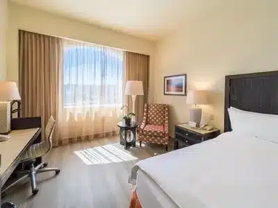 1 King Classic Club Lounge Access