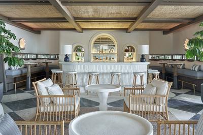 Eos Bar & Restaurant