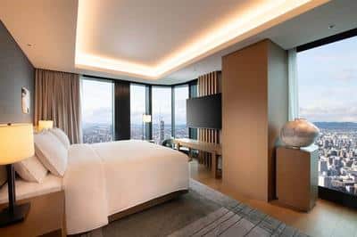 King Deluxe Corner Suite