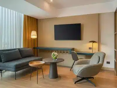 1 King One Bedroom Suite Corner City View