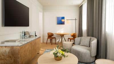 Regency Corner View Suite