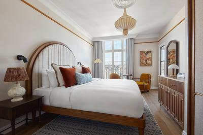 La Chambre Eiffel Tower