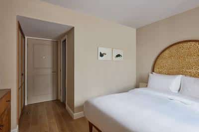 La Chambre du Collectionneur by Gilbert Kann
