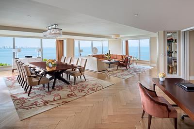 Signature Lake View Suite