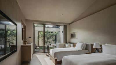 Connecting Room