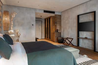 Signature Lakefront Room