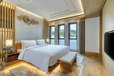 Lakeside Spectacular Mountain View Suite