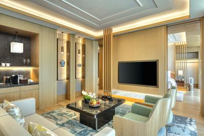 Lakeside Spectacular Mountain View Suite