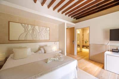 Deluxe Superior with Courtyard