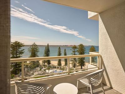 Deluxe Room, 1 King Bed, Bay View