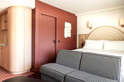 King Guest Room with Sofa Bed