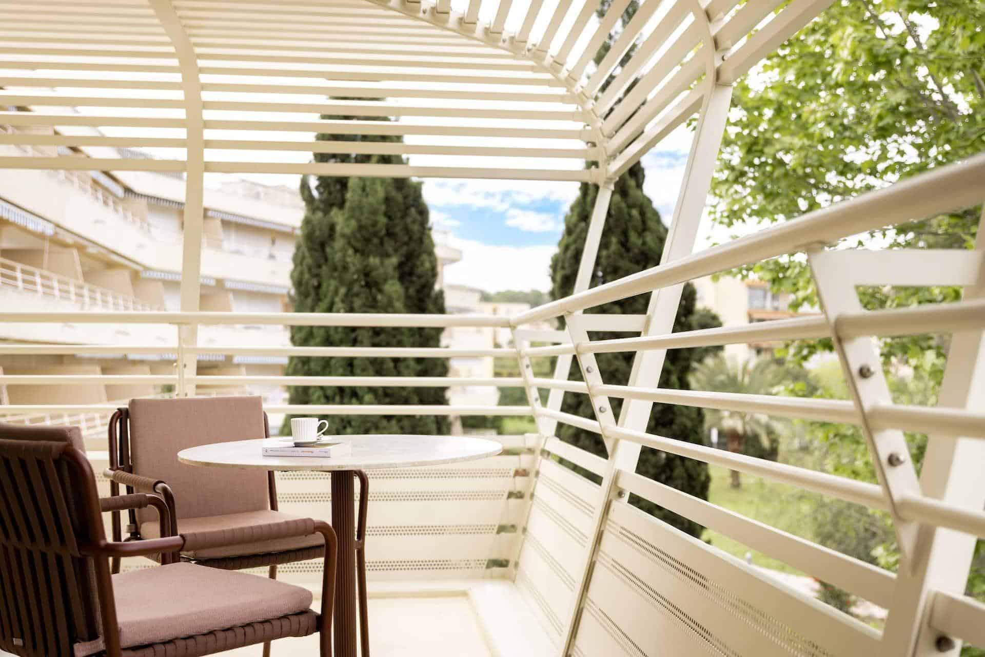 Queen Guest Room with Garden View