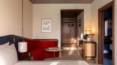 1 Queen Bed