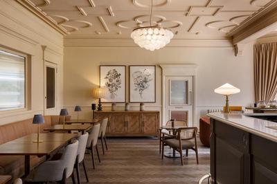 Flora Fauna Bar & Restaurant
