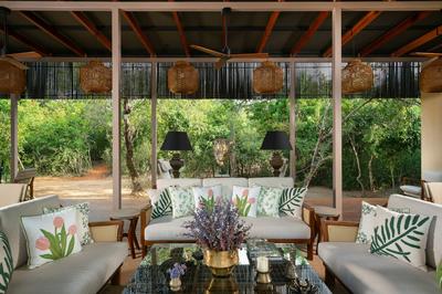 Pool Lounge