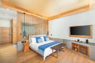 Deluxe Guest Room, 1 King, Pool View