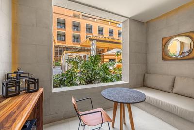 Deluxe Guest Room, 1 King, Pool View
