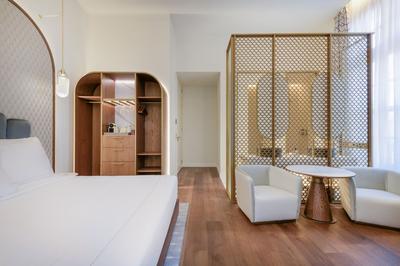 Corner City View Guest Room, 1 King