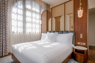 Corner Premium City Hall Guest Room, 1 King