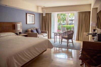 Deluxe Guest Room, 1 King, Garden View, Terrace