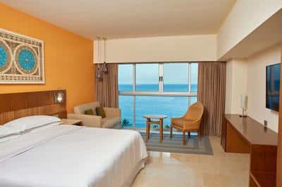 Signature Club Lounge Level Room, 1 King, Bay View