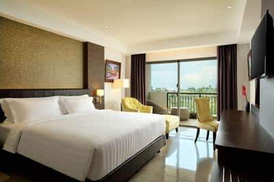 Guest Room, 1 King, Pool View