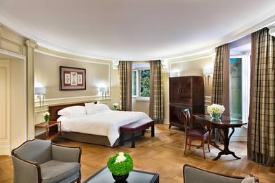 Oval Junior Suite