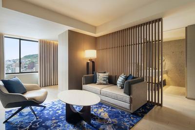 Executive Club Guest Room, 1 King, City View