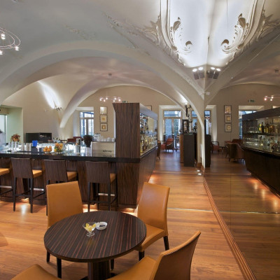 Two Steps Bar & Lounge