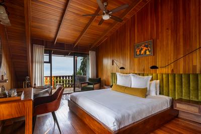 Peninsula Superior Room