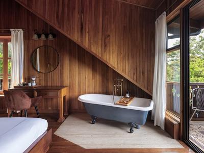 Peninsula Superior Room