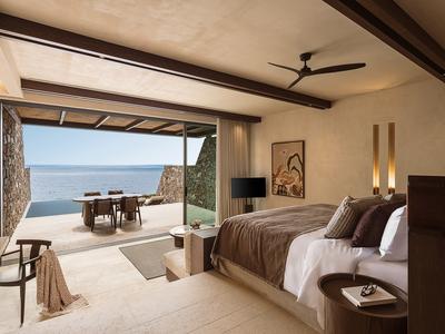 Horizon Suite with Private Heated Pool