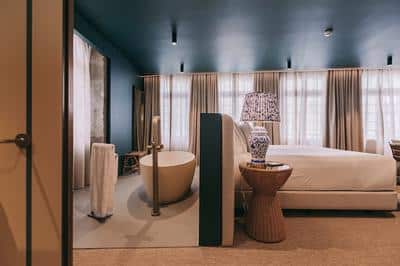 Suite Deluxe with Bathtub