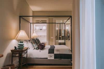 Suite with Bathtub