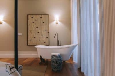 Suite with Bathtub