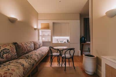 Suite with Bathtub