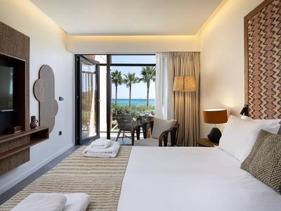 1 Queen Essential Partial Sea View Balcony