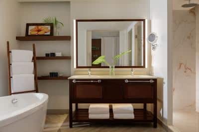 1 King Premium Balcony Partial Ocean View