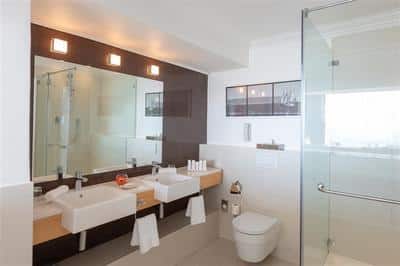 Suite with Balcony - Ocean View Bathroom
