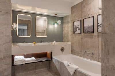 Collection Superior Room Bathroom
