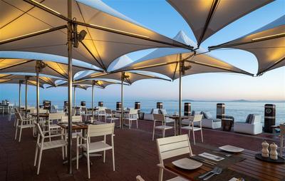 Tobago's Restaurant - bar and terrace