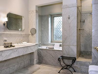 Deluxe Suite with view of the Garden