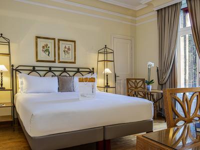 Deluxe Suite with view of the Garden