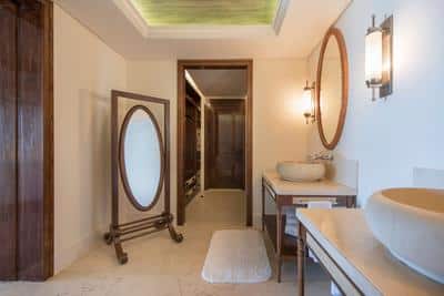 Peninsula Balcony Suite