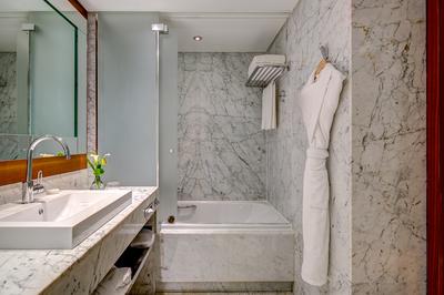 Signature Lake View Room
