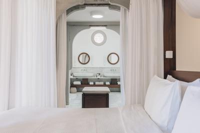 Pavilion Bedroom and Bathroom