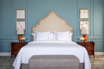 Grand Manor Room