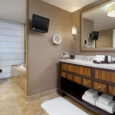 Presidential Suite, 2 Bedroom Suite, Bedroom 1: 1 King, Bedroom 2: King, Fireplace, Balcony